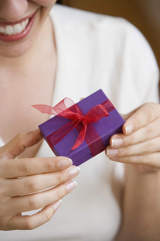 西方人,手,一个人,站,笑,微笑,露齿笑,竖图,俯视,室内,特写,白天,礼盒,礼物,欧洲,欧洲人,双手,仅一个年轻女性,仅一个女性,仅一个人,服装,节日,庆祝,纸盒,拿,拿着,休闲装,盒子,衣服,包装盒,礼品盒,站着,休闲,手部,休闲服,服饰,礼品,纪念日,年轻女性,女人,女性,白种人,站立,半身,彩图,高角度拍摄