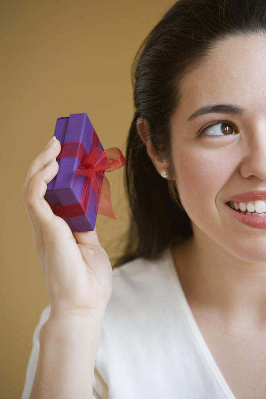 西方人,脸,头,脸颊,手,一个人,站,笑,微笑,露齿笑,竖图,室内,特写,白天,正面,礼盒,礼物,欧洲,欧洲人,仅一个年轻女性,仅一个女性,仅一个人,服装,节日,庆祝,纸盒,拿,拿着,注视,休闲装,肩膀,盒子,衣服,包装盒,礼品盒,观察,看,站着,休闲,手部,休闲服,服饰,礼品,观看,单手,察看,关注,纪念日,年轻女性,女人,女性,白种人,头部,脸部,脸蛋,面部,站立,半身,彩图