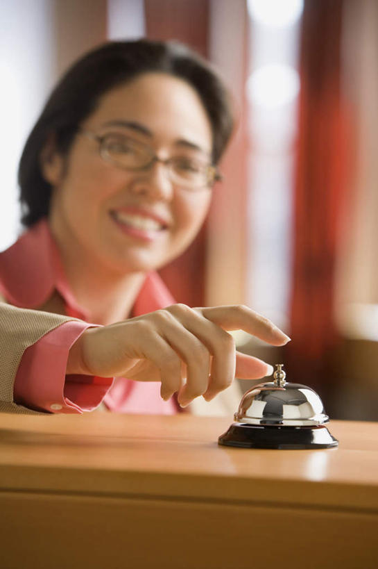 西方人,一个人,坐,笑,微笑,露齿笑,竖图,室内,白天,正面,桌面,桌子,欧洲,欧洲人,仅一个年轻女性,仅一个女性,仅一个人,戴,服装,朦胧,模糊,眼镜,注视,休闲装,铃,衣服,按,观察,看,休闲,休闲服,服饰,观看,戴着,察看,关注,呼叫,按铃,按着,近视眼镜,年轻女性,女人,女性,白种人,坐着,半身,彩图