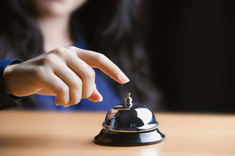 西方人,手,一个人,坐,横图,室内,特写,白天,正面,桌面,桌子,欧洲,欧洲人,仅一个年轻女性,仅一个女性,仅一个人,服装,朦胧,模糊,休闲装,铃,衣服,按,休闲,手部,休闲服,服饰,单手,呼叫,按铃,按着,年轻女性,女人,女性,白种人,坐着,半身,彩图