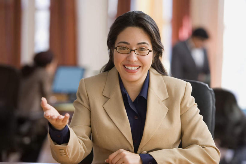 西方人,一个人,商务人士,商务女性,站,坐,笑,微笑,露齿笑,横图,室内,白天,正面,显示器,鼠标,键盘,窗户,桌面,桌子,欧洲,欧洲人,仅一个年轻女性,仅一个女性,仅一个人,抬,套装,朦胧,模糊,注视,输入设备,玻璃窗,观察,看,站着,抬手,观看,抬起,察看,关注,液晶显示器,商务装,工薪阶层,输出设备,年轻女性,女人,女性,白种人,白领,上班族,站立,坐着,半身,彩图