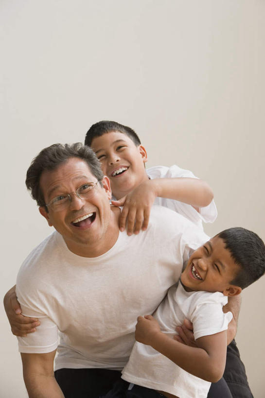 西方人,儿童,中年人,三个人,家庭,父亲,儿子,站,笑,微笑,露齿笑,竖图,室内,白天,白色背景,正面,纯洁,地板,欧洲,欧洲人,戴,服装,眼镜,墙,地面,注视,休闲装,娱乐,墙壁,小孩,衣服,观察,看,站着,休闲,温暖,温馨,父子,一家人,休闲服,父爱,可爱,童年,童趣,搭,打闹,摄影,服饰,影棚,观看,戴着,和睦,察看,搭着,关注,近视眼镜,童真,烂漫,无邪,天真,男孩,男人,男性,中年男性,白种人,孩子,站立,半身,彩图,影棚拍摄,拍摄,融洽,男生