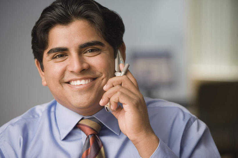 西方人,脸,头,脸颊,手,一个人,商务男性,举,笑,打电话,微笑,露齿笑,横图,室内,特写,白天,正面,西装,电话,手机,欧洲,欧洲人,仅一个男性,仅一个人,仅一个中年男性,套装,正装,朦胧,模糊,领带,注视,职业装,通讯设备,肩膀,观察,看,手部,观看,单手,察看,象征,庄重,关注,商务装,身份,工薪阶层,正式,地位,交流,男人,男性,中年男性,白种人,头部,脸部,脸蛋,面部,白领,上班族,沟通,举着,通话,半身,彩图