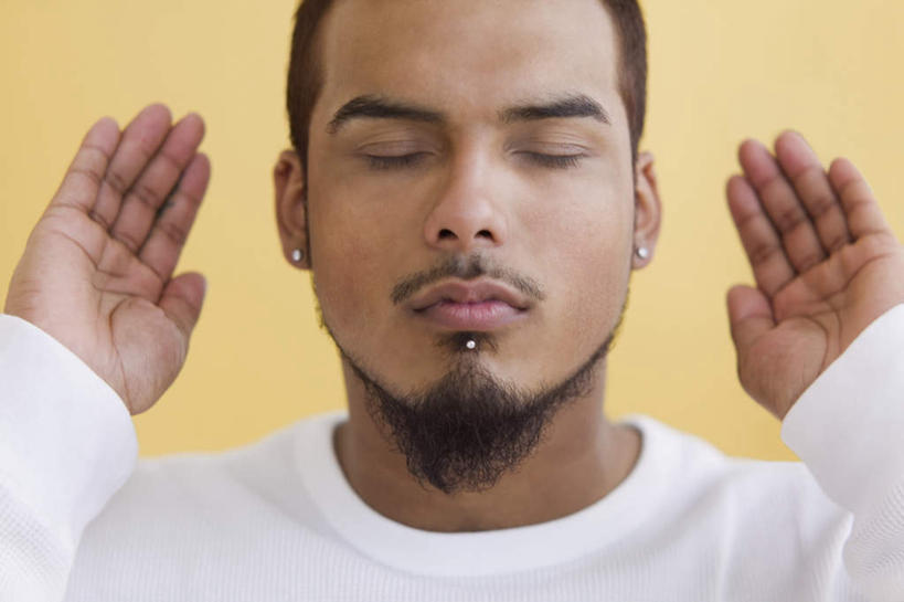 西方人,脸,头,脸颊,手,胡须,一个人,站,闭眼,横图,室内,特写,白天,正面,欧洲,欧洲人,双手,仅一个男性,仅一个人,黄色背景,服装,休闲装,耳钉,仅一个年轻男性,衣服,首饰,装饰物,站着,休闲,手部,休闲服,摄影,服饰,影棚,唇钉,男人,男性,年轻男性,白种人,头部,胡子,小胡子,脸部,脸蛋,面部,闭眼睛,闭着眼,闭着眼睛,站立,半身,彩图,影棚拍摄,拍摄