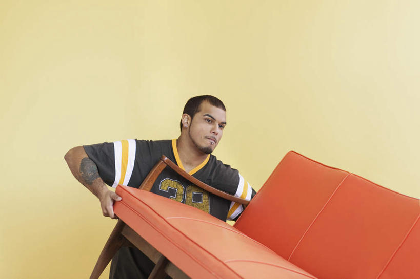 西方人,一个人,站,横图,室内,白天,正面,家具,沙发,欧洲,欧洲人,仅一个男性,仅一个人,抬,黄色背景,服装,注视,休闲装,仅一个年轻男性,衣服,观察,看,站着,休闲,休闲服,摄影,服饰,观看,察看,关注,抬着,男人,男性,年轻男性,白种人,搬,站立,半身,彩图