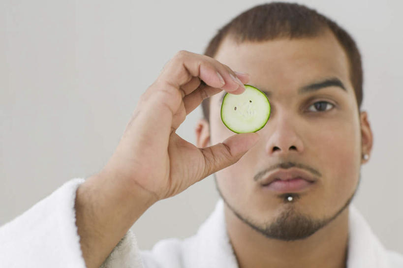 西方人,脸,头,脸颊,手,胡须,一个人,举,横图,室内,特写,白天,白色背景,正面,浴袍,黄瓜,蔬菜,欧洲,欧洲人,仅一个男性,仅一个人,切开,新鲜,食品,注视,耳钉,肩膀,食物,仅一个年轻男性,首饰,装饰物,观察,看,切,手部,摄影,有机食品,绿色食品,影棚,观看,单手,察看,关注,剖面,切面,唇钉,男人,男性,年轻男性,白种人,头部,胡子,小胡子,脸部,脸蛋,面部,青瓜,胡瓜,举着,半身,彩图,影棚拍摄,汤帷子,浴衣,拍摄