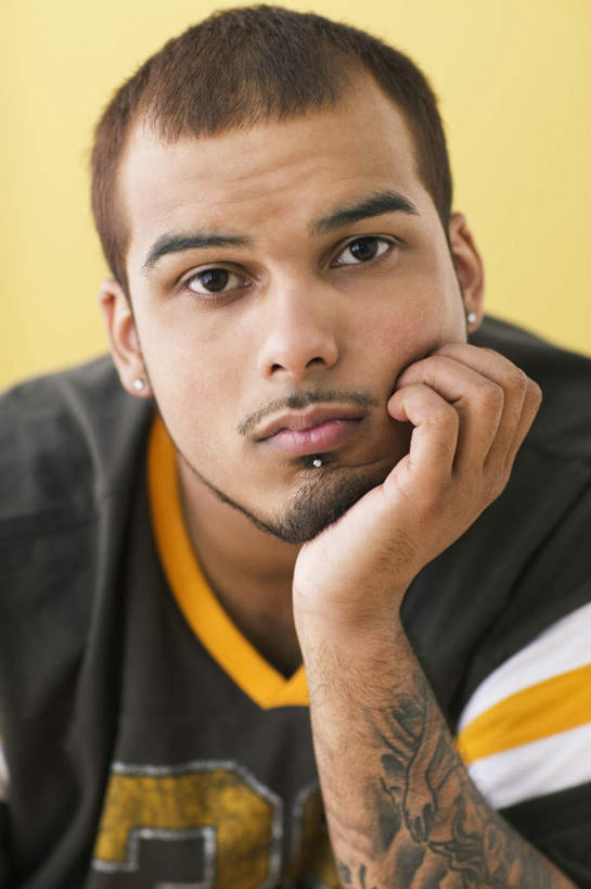 西方人,脸,头,脸颊,手,胡须,一个人,竖图,室内,特写,白天,正面,欧洲,欧洲人,仅一个男性,仅一个人,黄色背景,服装,注视,休闲装,耳钉,肩膀,仅一个年轻男性,衣服,首饰,装饰物,观察,看,托,休闲,手部,休闲服,摄影,服饰,影棚,观看,托着,单手,察看,关注,唇钉,男人,男性,年轻男性,白种人,头部,胡子,小胡子,脸部,脸蛋,面部,半身,彩图,影棚拍摄,拍摄