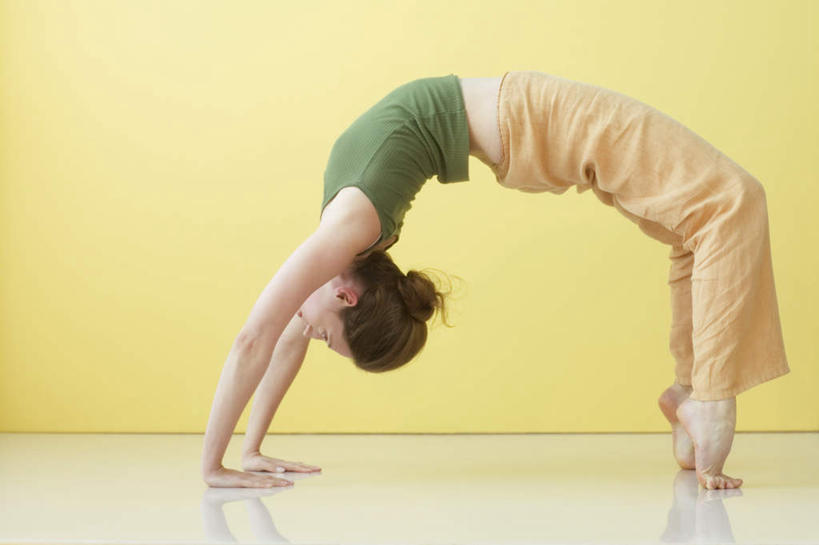 西方人,一个人,站,横图,室内,白天,侧面,锻炼,瑜伽,运动,欧洲,欧洲人,仅一个年轻女性,仅一个女性,仅一个人,撑,黄色背景,服装,弯曲,注视,休闲装,衣服,观察,看,弯,站着,休闲,休闲服,养生,摄影,服饰,拱形,观看,察看,撑着,关注,体育,年轻女性,女人,女性,白种人,站立,彩图,全身,健身