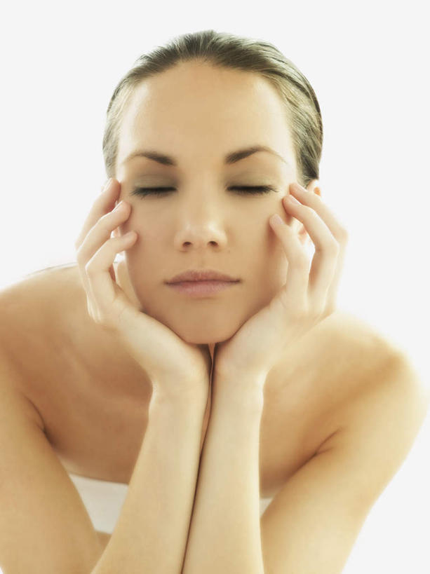 西方人,脸,头,眉毛,一个人,站,闭眼,竖图,室内,白天,白色背景,正面,浴袍,欧洲,欧洲人,仅一个年轻女性,仅一个女性,仅一个人,纺织物,毛巾,清洁,托,站着,眼影,摄影,影棚,托着,保暖,透气,防水,储水,耐磨,吸水,年轻女性,女人,女性,白种人,头部,脸部,眉,面部,眼眉,闭眼睛,闭着眼,闭着眼睛,站立,半身,彩图,影棚拍摄,汤帷子,浴衣,拍摄,眼眉毛