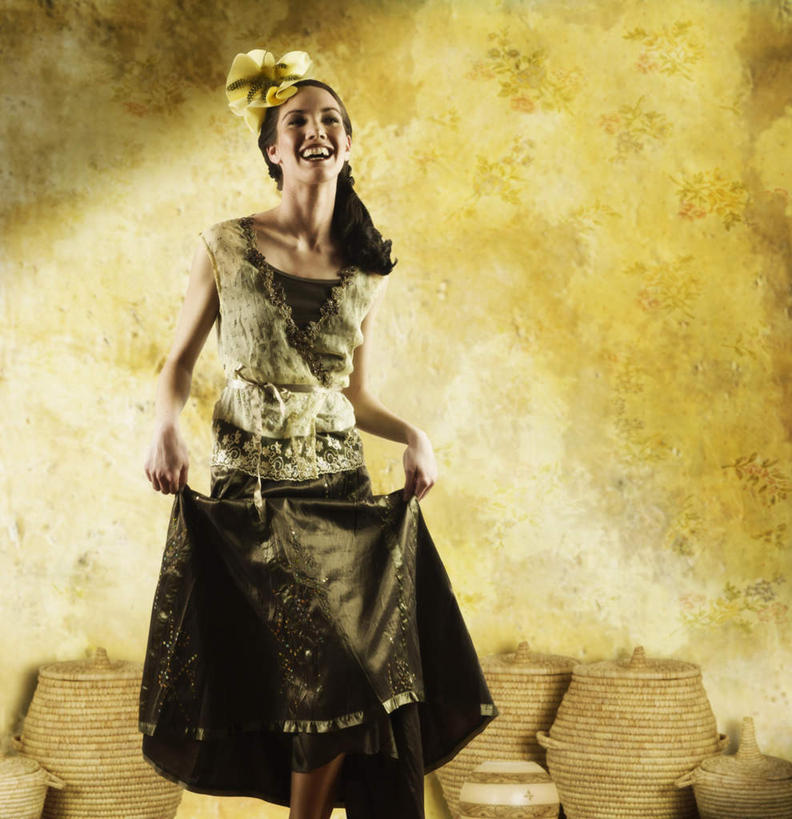 西方人,一个人,站,笑,微笑,露齿笑,竖图,室内,白天,正面,晚礼服,壁纸,欧洲,欧洲人,仅一个年轻女性,仅一个女性,仅一个人,罐子,绳,头饰,注视,黄色,草绳,容器,绳子,首饰,观察,看,站着,可爱,观看,察看,迷人,关注,编制,年轻女性,女人,女性,白种人,墙纸,站立,半身,彩图,晚宴服,舞会服,夜礼服