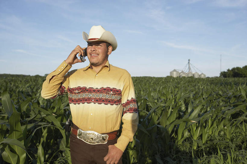 西方人,一个人,农民,站,笑,打电话,微笑,横图,室外,白天,正面,森林,树林,植物,建筑,电话,帽子,手机,叶子,欧洲,欧洲人,仅一个男性,仅一个人,阴影,服装,房屋,屋子,注视,休闲装,通讯设备,建设,长袖,楼房,树,树木,仅一个年轻男性,衣服,绿色,遮阳帽,观察,看,站着,休闲,休闲服,服饰,观看,皮带,察看,关注,交流,男人,男性,年轻男性,白种人,佃农,农场主,农夫,农工,乡下人,小农,庄稼人,沟通,通话,站立,半身,彩图,房子