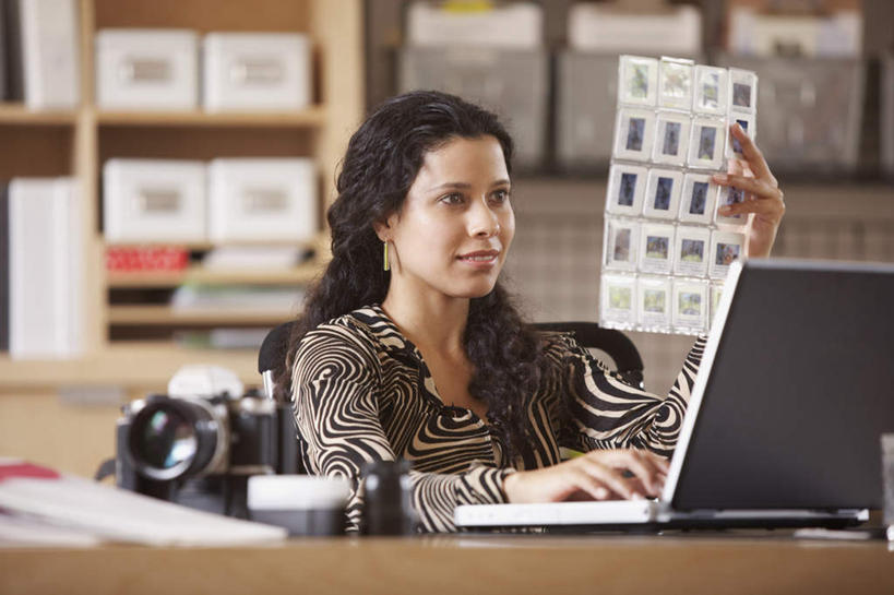 西方人,一个人,商务人士,商务女性,坐,笑,微笑,露齿笑,横图,室内,白天,正面,电脑,笔记本电脑,相机,欧洲,欧洲人,仅一个年轻女性,仅一个女性,仅一个人,握,套装,朦胧,模糊,网络,拿,拿着,注视,通讯设备,耳环,饰品,首饰,数码相机,观察,看,摄像,握着,观看,察看,无线,关注,兴趣,邮票,爱好,通信设备,商务装,无线网络,无线上网,便携式电脑,工薪阶层,手提电脑,年轻女性,女人,女性,白种人,白领,上班族,坐着,半身,彩图