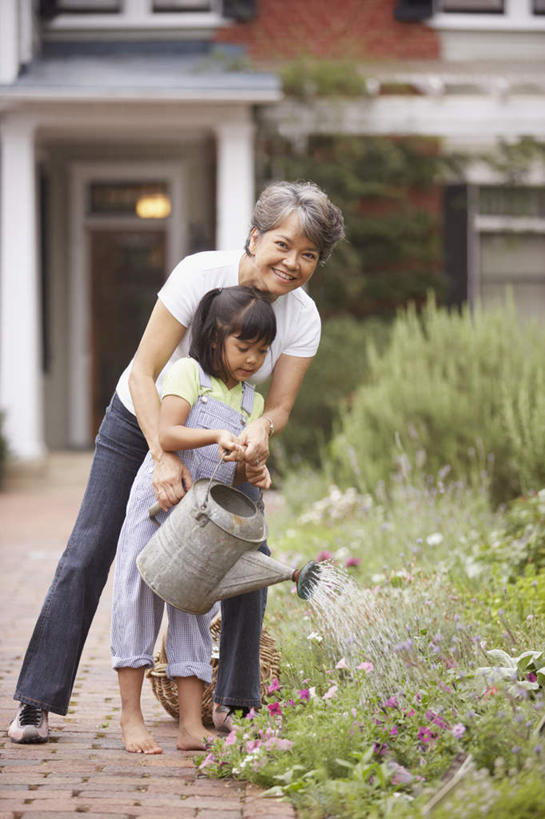 东方人,儿童,老年人,两个人,家庭,祖母,站,笑,微笑,露齿笑,竖图,室外,白天,正面,纯洁,草地,草坪,花海,花圃,森林,树林,植物,叶子,亚洲,服装,盛开,水桶,房屋,屋子,公寓,花蕾,注视,休闲装,黄种人,浇花,浇水,楼房,住宅,草,花,花瓣,花朵,鲜花,树,树木,小孩,衣服,绿色,饰品,手链,首饰,竹篮,花丛,花束,花田,花苞,花蕊,观察,看,站着,休闲,温暖,温馨,一家人,休闲服,可爱,童年,童趣,提,服饰,奶奶,观看,祖孙,和睦,察看,提着,关注,童真,烂漫,无邪,外婆,外孙女,外祖母,天真,老年女性,女孩,女人,女性,亚洲人,孩子,孙女,站立,彩图,全身,房子,融洽,女生