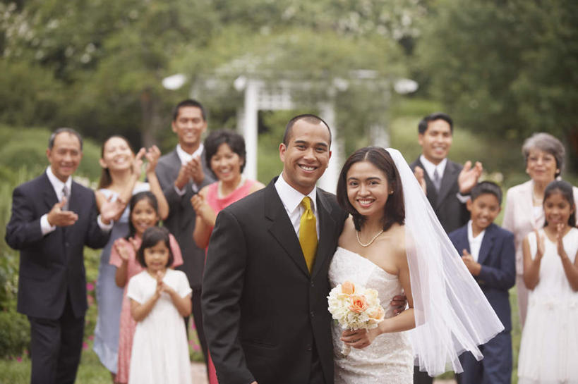 东方人,儿童,老年人,母亲,父亲,女儿,祖母,祖父,新娘,新郎,三代同堂,笑,微笑,露齿笑,横图,室外,白天,侧面,婚纱,爱情,婚礼,快乐,兴奋,幸福,纯洁,骄傲,成功,胜利,项链,亚洲,击掌,庆祝,许多人,结婚,浪漫,黄种人,祖孙三代,装饰品,小孩,耳环,戒指,饰品,首饰,手势,一群人,享受,温暖,温馨,喜庆,父女,母女,恩爱,父爱,可爱,母爱,童年,童趣,自信,奶奶,爷爷,纪念,祖孙,信物,和睦,权利,童真,烂漫,无邪,外婆,外孙女,外祖母,外公,外祖父,手饰,天真,老年男性,老年女性,男人,男性,年轻男性,年轻女性,女孩,女人,女性,亚洲人,孩子,年轻人,全家福,孙女,拉手,拍手,手拉手,半身,彩图,婚礼服,礼服,高兴,欢乐,开心,融洽,女生,爸爸,多代同堂,妈妈