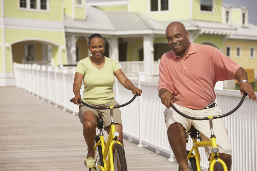 西方人,两个人,夫妻,坐,笑,微笑,露齿笑,横图,室外,白天,正面,爱情,快乐,幸福,建筑,自行车,欧洲,非洲,黑人,欧洲人,服装,时间,木板,时钟,手表,房屋,屋子,公寓,桥,木桥,浪漫,计时,单车,注视,休闲装,建设,楼房,住宅,栈桥,衣服,耳环,饰品,首饰,钟表,观察,看,骑车,享受,休闲,休闲服,表,恩爱,恋人,服饰,观看,人行桥,木板桥,腕表,察看,关注,老年男性,老年女性,男人,男性,女人,女性,非洲人,夫妇,情侣,钟,坐着,半身,彩图,房子,伴侣