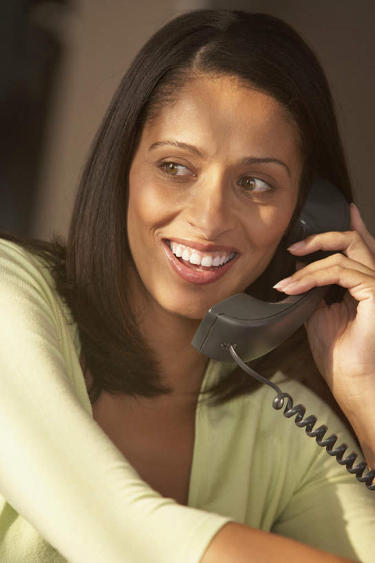 西方人,脸,头,脸颊,手,头发,一个人,坐,笑,打电话,露齿笑,竖图,室内,特写,白天,正面,欧洲,非洲,黑人,欧洲人,仅一个年轻女性,仅一个女性,仅一个人,服装,注视,休闲装,电子产品,通讯设备,肩膀,衣服,黑色,观察,看,休息,休闲,手部,休闲服,服饰,观看,察看,关注,年轻女性,女人,女性,非洲人,头部,长发,脸部,脸蛋,面部,坐着,半身,彩图