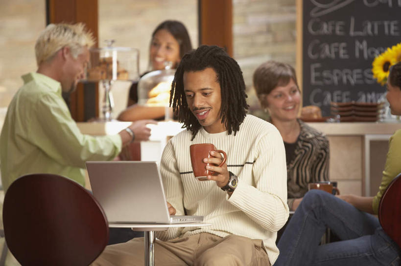 东方人,西方人,伙伴,朋友,咖啡厅,坐,捧,横图,室内,白天,侧面,毛衣,爱情,友谊,幸福,电脑,笔记本电脑,太阳,桌子,向日葵,杯子,椅子,欧洲,非洲,黑人,欧洲人,亚洲,服装,盛开,网络,陶瓷,许多人,花蕾,注视,休闲装,黄种人,通讯设备,花,花瓣,花朵,鲜花,衣服,花苞,花蕊,观察,看,一群人,休闲,休闲服,陶瓷杯,服饰,观看,察看,无线,关注,通信设备,无线网络,光辉,无线上网,便携式电脑,沉默,忠诚,勇敢,投缘,爱慕,高傲,友情,朝阳花,葵花,望日莲,向阳花,转日莲,手提电脑,男人,男性,年轻男性,年轻女性,女人,女性,白种人,非洲人,亚洲人,茶杯,捧着,坐着,半身,彩图,绒衣,套衫,套头毛衣,线衣,咖啡馆