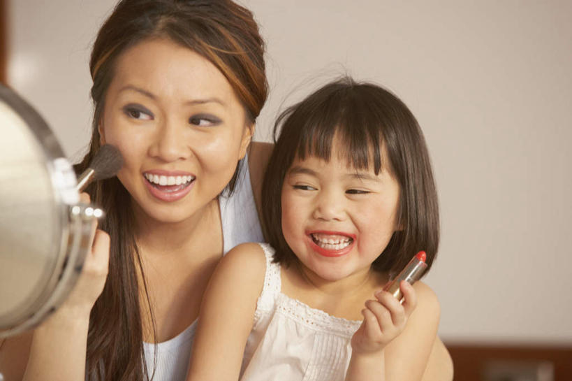 东方人,儿童,中年人,两个人,家庭,母亲,女儿,笑,微笑,露齿笑,横图,室内,白天,正面,化妆,美容,纯洁,镜子,亚洲,护肤,握,阴影,服装,反射,影子,墙,注视,休闲装,黄种人,墙壁,墙面,两个,小孩,衣服,白色,唇膏,化妆镜,化妆刷,刷子,口红,观察,看,保养,享受,休闲,温暖,温馨,母女,一家人,休闲服,放松,可爱,母爱,童年,童趣,握着,保健,服饰,腮红刷,观看,镜像,和睦,察看,美容工具,镜面,关注,童真,烂漫,无邪,养颜,彩妆刷,化妆工具,光学,唇棒,天真,女孩,女人,女性,中年女性,亚洲人,孩子,半身,彩图,融洽,女生