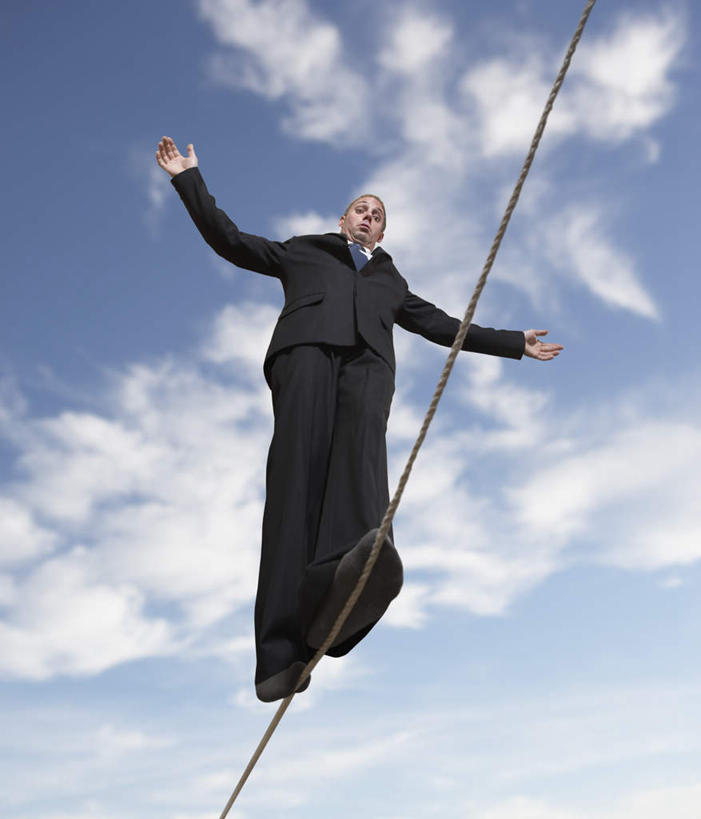 西方人,一个人,商务人士,商务男性,伸展双臂,竖图,室外,白天,仰视,衬衫,锻炼,旅游,度假,探险,运动,欧洲,欧洲人,仅一个男性,仅一个人,仅一个中年男性,阴影,套装,光线,影子,云,云朵,领带,云彩,注视,娱乐,极限运动,踩,蓝色,白云,蓝天,天空,阳光,天,踩着,观察,看,享受,休闲,放松,晴朗,观看,察看,象征,庄重,关注,室外运动,商务装,身份,户外运动,工薪阶层,正式,地位,走钢丝,冒险,体育,男人,男性,中年男性,白种人,白领,上班族,晴空,敞开双臂,伸开双臂,展开双肩,张开手臂,张开双臂,彩图,低角度拍摄,全身,衬衣,健身,达瓦孜