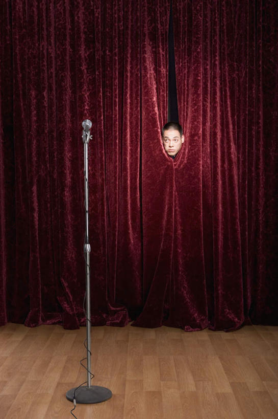 西方人,一个人,舞台,站,竖图,室内,白天,正面,地板,欧洲,欧洲人,仅一个男性,仅一个人,躲藏,阴影,反射,影子,地面,注视,木地板,仅一个年轻男性,红色,话筒,观察,看,站着,遮,遮掩,帷幕,观看,紧张,察看,麦克风,掩盖,隐藏,遮挡,关注,扩音器,帷幔,幕布,幕帘,传声器,遮盖,掩饰,微音器,潜藏,帷幔布,男人,男性,年轻男性,白种人,表演台,站立,半身,彩图