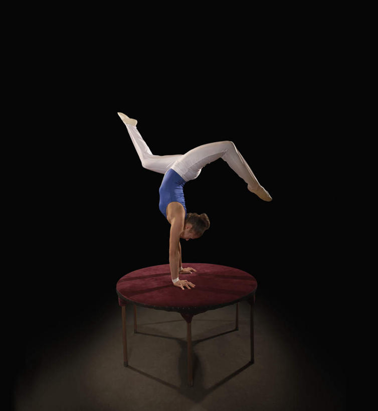 西方人,一个人,运动员,竖图,室内,白天,侧面,运动服,锻炼,运动,蹦床,欧洲,欧洲人,仅一个年轻女性,仅一个女性,仅一个人,撑,服装,体操,注视,衣服,观察,看,活力,服饰,观看,张开双腿,察看,撑着,优美,衣着,穿着,关注,体操服,自由体操,衣饰,展开双腿,体育,年轻女性,女人,女性,白种人,体育运动员,运动选手,彩图,全身,健身,半体服,空中芭蕾,伸展双腿,运动装