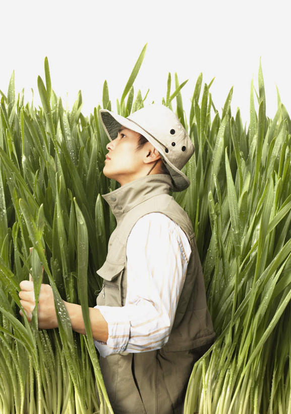 西方人,一个人,无人,站,竖图,室内,白天,白色背景,正面,数码,科技,草地,草坪,植物,帽子,欧洲,欧洲人,仅一个男性,仅一个人,握,阴影,服装,网络,高光,几何,计算机图形,合成,注视,休闲装,草,仅一个年轻男性,衣服,绿色,遮阳帽,观察,看,站着,休闲,休闲服,握着,服饰,观看,渔夫帽,电脑合成图,数码合成图,察看,合成图,关注,写实,具体,具象,男人,男性,年轻男性,白种人,抬头,仰头,站立,半身,彩图