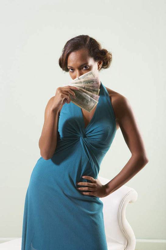 西方人,一个人,站,竖图,室内,白天,白色背景,正面,裙子,钱,美元,椅子,欧洲,非洲,黑人,欧洲人,仅一个年轻女性,仅一个女性,仅一个人,许多,握,连衣裙,钱币,美金,拿,拿着,注视,手叉腰,蓝色,叉腰,观察,看,站着,握着,遮,遮掩,钞票,金融,纸币,摄影,影棚,经济,观看,吊带裙,察看,掩盖,贵妃椅,遮挡,关注,下降,美圆,降落,流通,纸钞,贸易,遮盖,掩饰,降低,下跌,下落,货币,现金,年轻女性,女人,女性,非洲人,站立,半身,彩图,影棚拍摄,拍摄,贵妃榻