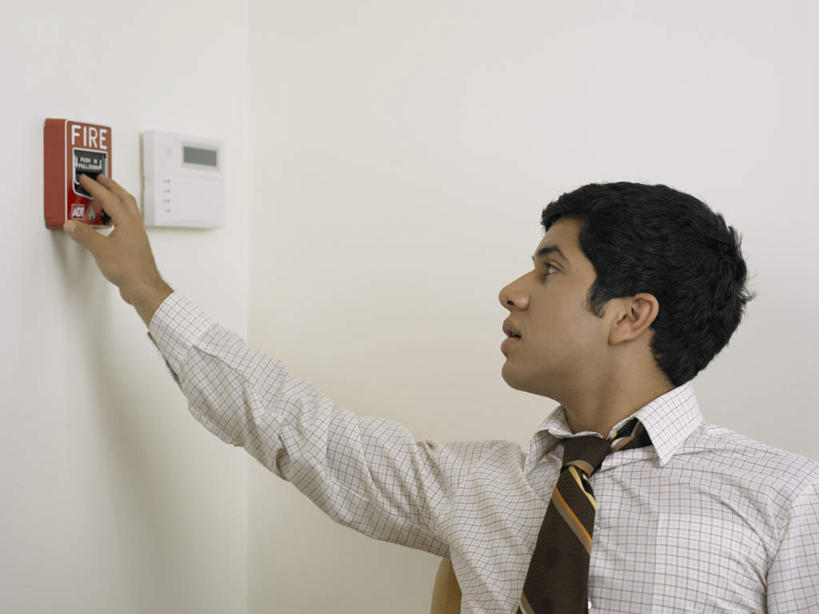 西方人,一个人,商务人士,商务男性,站,横图,室内,白天,正面,衬衫,安全,欧洲,欧洲人,仅一个男性,仅一个人,套装,墙,防护,领带,扭头,注视,墙壁,墙面,仅一个年轻男性,白色,观察,看,站着,转头,观看,保护,察看,操作,象征,庄重,关注,保险,商务装,身份,报警器,工薪阶层,保全,周全,安稳,安定,防盗,正式,地位,电子防盗,防盗器,警报器,平安,按键,男人,男性,年轻男性,白种人,白领,上班族,站立,半身,彩图,衬衣