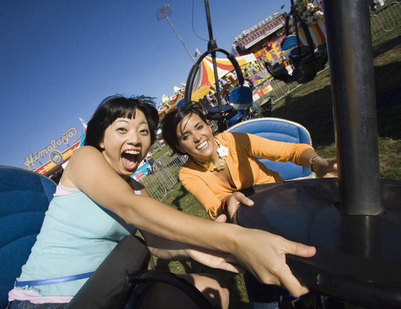 东方人,两个人,伙伴,朋友,坐,笑,微笑,露齿笑,横图,室外,白天,正面,游戏,友谊,安全,亚洲,握,阴影,服装,惊讶,光线,影子,带子,防护,玩,注视,休闲装,黄种人,娱乐,刺激,衣服,蓝色,蓝天,天空,阳光,安全带,绳子,天,观察,看,张嘴,休闲,休闲服,握着,服饰,晴朗,观看,保护,绳索,惊奇,察看,发泄,关注,消遣,保险,张大嘴巴,万里无云,超级大摆锤,大摆锤,安全绳,宣泄,保全,周全,安稳,安定,游乐项目,平安,友情,年轻女性,女人,女性,亚洲人,晴空,晴空万里,张开嘴,玩耍,嬉戏,坐着,半身,彩图