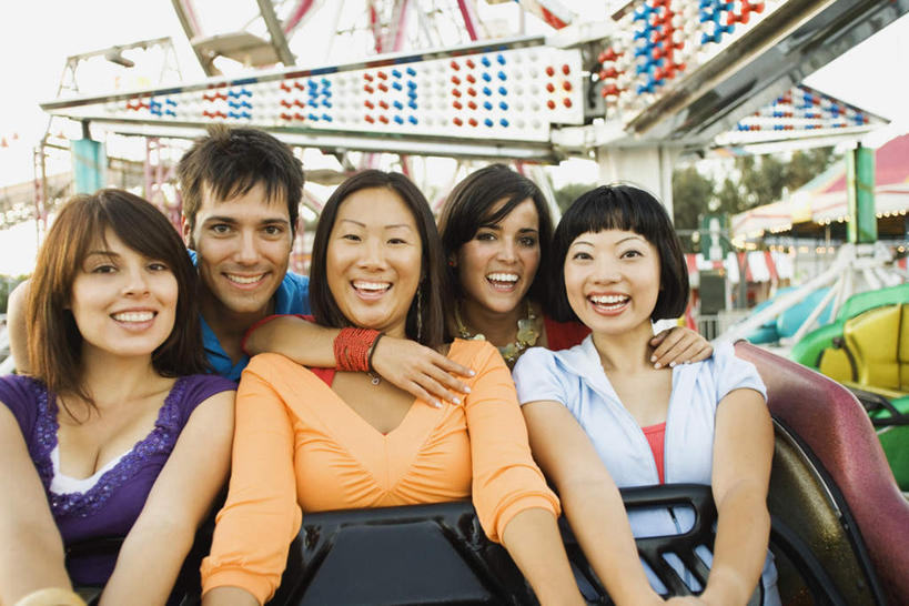 东方人,西方人,伙伴,朋友,游乐园,坐,抱,笑,微笑,露齿笑,横图,室外,白天,正面,游戏,友谊,游乐场,欧洲,欧洲人,亚洲,五个人,阴影,服装,光线,影子,许多人,玩,注视,休闲装,黄种人,娱乐,刺激,衣服,蓝色,蓝天,天空,阳光,天,观察,看,一群人,休闲,休闲服,服饰,晴朗,抱着,观看,察看,搂着,发泄,关注,消遣,万里无云,超级大摆锤,大摆锤,宣泄,乐园,游乐项目,友情,男人,男性,年轻男性,年轻女性,女人,女性,白种人,亚洲人,晴空,晴空万里,搂,搂抱,玩耍,嬉戏,坐着,半身,彩图