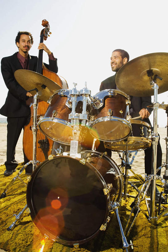 西方人,两个人,音乐家,站,坐,竖图,室外,白天,正面,衬衫,西装,草地,草坪,植物,欧洲,非洲,黑人,欧洲人,握,阴影,套装,正装,光线,影子,鼓,架子鼓,乐器,领带,弦乐器,拿,拿着,注视,职业装,草,蓝色,绿色,蓝天,天空,阳光,天,观察,看,站着,握着,晴朗,观看,打击乐器,察看,关注,弓拉弦乐器,弓拉弦鸣乐器,爵士鼓,万里无云,低音提琴,倍大提琴,擦奏弦鸣乐器,男人,男性,中年男性,白种人,非洲人,晴空,晴空万里,乐师,演奏家,音乐工作者,站立,坐着,半身,彩图,衬衣