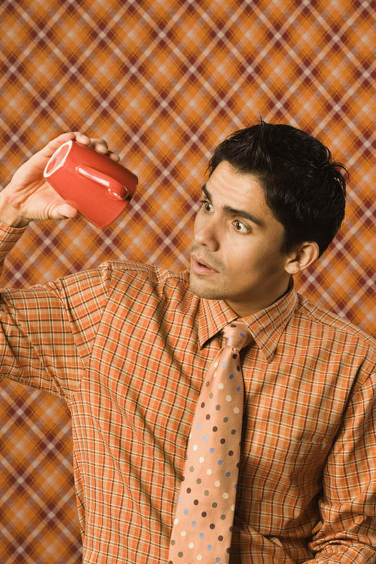 西方人,一个人,站,举,竖图,室内,白天,侧面,衬衫,杯子,欧洲,欧洲人,仅一个男性,仅一个人,领带,注视,仅一个年轻男性,水杯,观察,站着,陶瓷杯,摄影,影棚,观看,察看,象征,庄重,关注,身份,正式,地位,男人,男性,年轻男性,白种人,举着,站立,半身,彩图,影棚拍摄,衬衣,拍摄