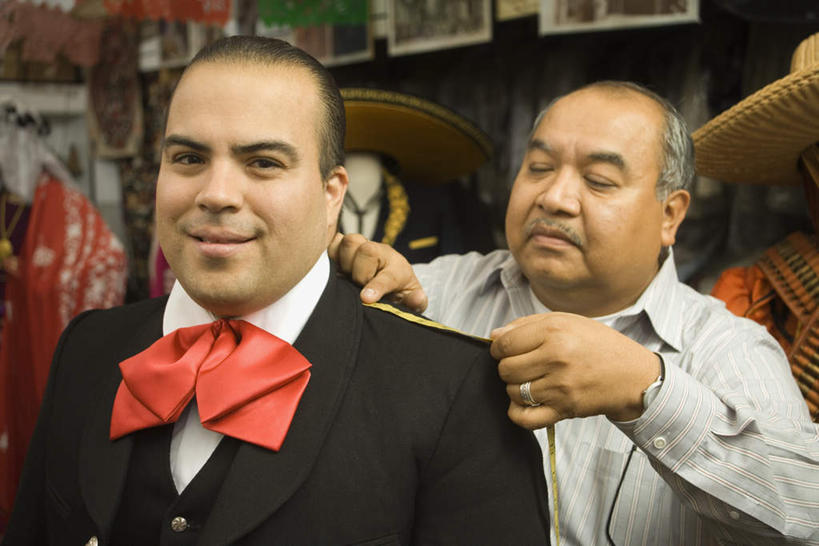 西方人,两个人,商店,站,举,横图,室内,白天,正面,装修,建筑,欧洲,欧洲人,服装,测量,皮尺,刻度,注视,休闲装,商铺,衣服,尺,软尺,观察,看,托,站着,休闲,休闲服,量,服饰,观看,测量工具,尺子,察看,量身,关注,演出服,量具,量仪,塑料卷尺,市肆,商号,纤维尺,纤维圆尺,圆尺,老年男性,男人,男性,年轻男性,白种人,举起,举手,举着,向上举,向上伸,向上托,站立,半身,彩图,礼服,店铺