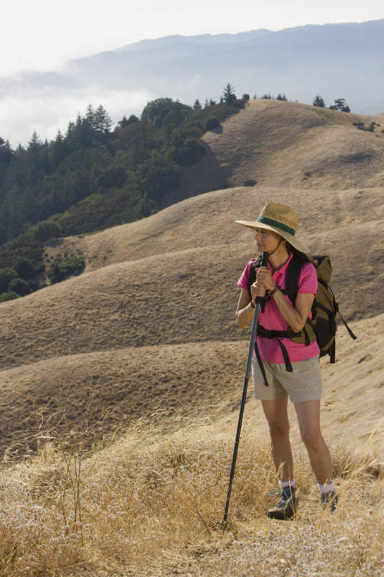 西方人,一个人,站,笑,攀登,微笑,竖图,室外,白天,正面,旅游,度假,草地,草坪,美景,森林,山,山脉,树林,植物,帽子,欧洲,欧洲人,仅一个女性,仅一个人,服装,包,草帽,工具,器材,书包,景观,山峰,山峦,注视,休闲装,娱乐,草,树,树木,衣服,绿色,蓝天,天空,自然,背包,群山,天,观察,看,站着,仅一个中年女性,享受,休闲,休闲服,器械,景色,放松,服饰,生长,成长,拐杖,观看,察看,关注,自然风光,登山杖,辅助设备,登山棍,女人,女性,中年女性,白种人,登攀,登山,爬山,攀,攀高,攀爬,站立,彩图,全身