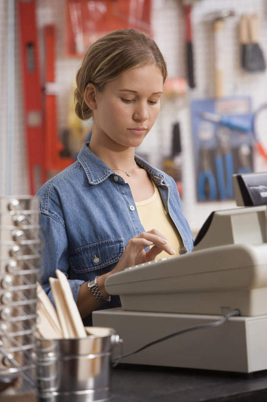 西方人,一个人,店员,商店,站,竖图,室内,白天,侧面,购物,消费,欧洲,欧洲人,仅一个年轻女性,仅一个女性,仅一个人,敲打,悬挂,阴影,服装,光线,锤子,工具,榔头,影子,支架,注视,休闲装,商铺,货架,衣服,观察,看,站着,营业员,休闲,休闲服,pos机,金融,服饰,收银台,观看,五金,察看,变形,紧固,关注,收银,矫正,收银机,塑形,选购,贸易,牢固,血拼,市肆,商号,销售人员,年轻女性,女人,女性,白种人,售货员,站立,半身,彩图,店铺