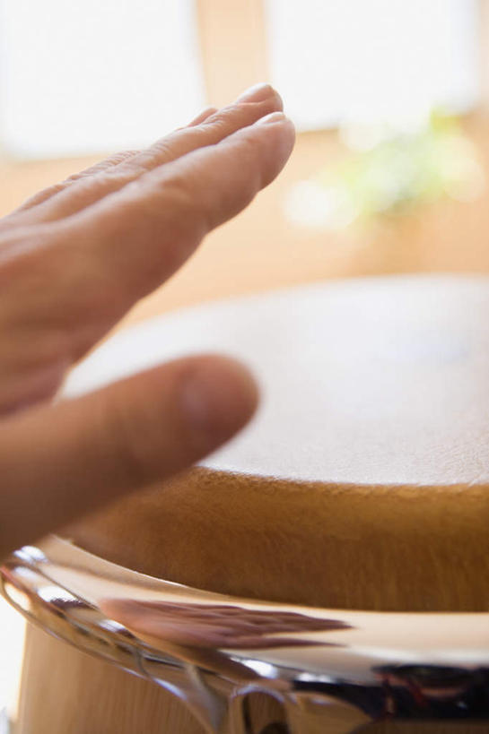 西方人,手,一个人,站,竖图,室内,特写,白天,正面,欧洲,欧洲人,仅一个人,阴影,朦胧,模糊,光线,影子,鼓,架子鼓,乐器,注视,观察,看,手部,拍,观看,打击乐器,察看,关注,爵士鼓,年轻女性,女人,女性,白种人,站立,半身,彩图