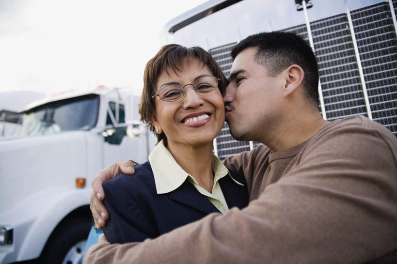 西方人,两个人,家庭,母亲,儿子,站,抱,笑,吻,微笑,露齿笑,横图,室外,白天,正面,欧洲,欧洲人,服装,集装箱,注视,休闲装,衣服,观察,看,休闲,温暖,温馨,母子,一家人,休闲服,母爱,服饰,集装箱车,观看,货车,和睦,察看,关注,货运车,男人,男性,年轻男性,女人,女性,中年女性,白种人,载重汽车,怀抱,搂,搂抱,亲,亲吻,相抱,拥抱,站立,半身,彩图,融洽