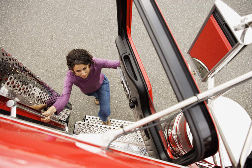 西方人,一个人,横图,俯视,室外,白天,卡车,玻璃,欧洲,欧洲人,仅一个人,服装,梯子,阶梯,集装箱,注视,休闲装,衣服,车门,观察,看,休闲,向上,休闲服,服饰,集装箱车,观看,货车,察看,关注,货运车,女人,女性,中年女性,白种人,载重汽车,彩图,高角度拍摄,全身