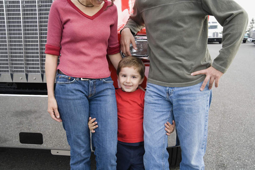 西方人,儿童,三个人,家庭,夫妻,母亲,父亲,儿子,司机,站,抱,笑,微笑,露齿笑,横图,室外,白天,正面,爱情,纯洁,卡车,欧洲,欧洲人,许多,服装,浪漫,注视,休闲装,车,小孩,衣服,交通工具,拖车,观察,看,休闲,温暖,温馨,父子,家属,母子,三口之家,一家人,休闲服,恩爱,父爱,可爱,母爱,童年,童趣,运输,恋人,服饰,观看,货车,爱护,和睦,察看,关爱,关注,亲情,童真,亲属,烂漫,无邪,天真,男孩,男人,男性,年轻男性,年轻女性,女人,女性,白种人,孩子,年轻人,夫妇,情侣,怀抱,搂,搂抱,相抱,拥抱,站立,半身,彩图,伴侣,融洽,男生