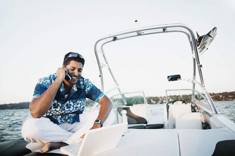 西方人,一个人,坐,笑,打电话,微笑,露齿笑,横图,室外,白天,正面,海浪,船,电话,手机,欧洲,欧洲人,仅一个人,服装,眼镜,浪花,游艇,拿,拿着,注视,休闲装,电子产品,通讯设备,衣服,海水,交通工具,观察,看,休闲,休闲服,服饰,观看,察看,关注,载具,近视眼镜,海景,交流,男人,男性,中年男性,白种人,胡子,小胡子,大海,风浪,海,海水的波动,近岸浪,涌浪,沟通,通话,坐着,半身,彩图