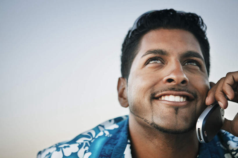 西方人,脸,头,脸颊,一个人,笑,打电话,微笑,露齿笑,横图,室外,特写,白天,正面,电话,手机,欧洲,欧洲人,仅一个人,阴影,服装,光线,影子,拿,拿着,注视,休闲装,电子产品,通讯设备,衣服,蓝色,蓝天,天空,阳光,天,观察,看,休闲,休闲服,服饰,晴朗,观看,察看,关注,万里无云,交流,男人,男性,中年男性,白种人,头部,胡子,小胡子,脸部,脸蛋,面部,晴空,晴空万里,沟通,通话,半身,彩图