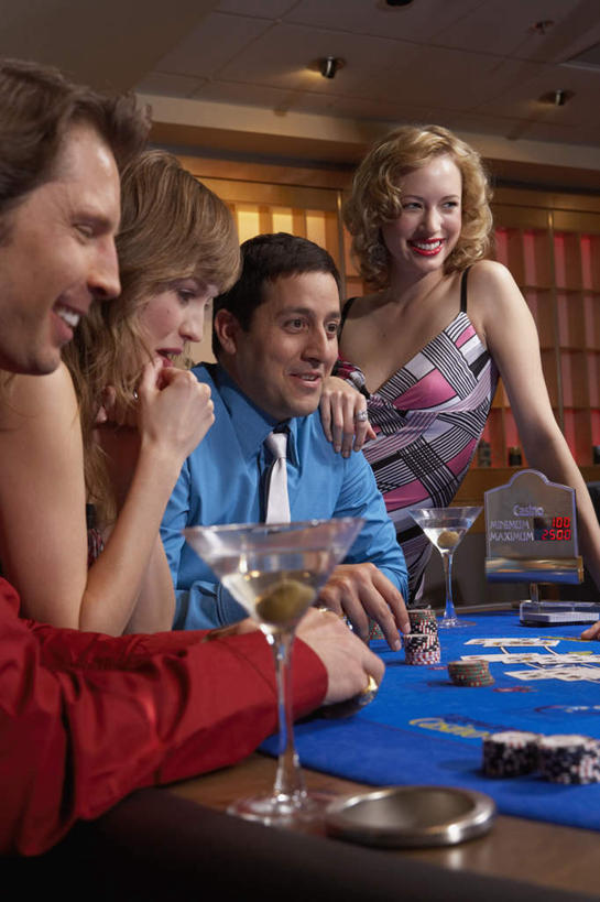 西方人,四个人,坐,笑,微笑,露齿笑,竖图,室内,正面,爱情,游戏,赌博,贪欲,竞争,桌子,杯子,纸牌,扑克,欧洲,欧洲人,撑,握,服装,高脚杯,浪漫,拿,玩,拿着,注视,休闲装,娱乐,刺激,玻璃制品,衣服,酒杯,天,观察,看,休闲,温暖,温馨,休闲服,恩爱,握着,筹码,赌场,恋人,服饰,观看,活动,计数,和睦,察看,撑着,发泄,关注,消遣,智力,博彩,积累,累积,香槟杯,投机,侥幸,欲望,宣泄,筹马,记数,男人,男性,年轻男性,年轻女性,女人,女性,白种人,情侣,玻璃杯,玩耍,嬉戏,坐着,半身,彩图,伴侣,融洽,胜负,输赢,娱乐场