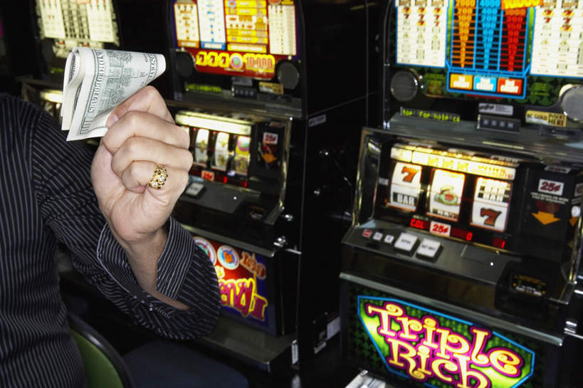 西方人,手,一个人,横图,室内,特写,白天,正面,爱情,游戏,赌博,贪欲,竞争,钱,欧洲,欧洲人,仅一个男性,仅一个人,服装,钱币,浪漫,玩,注视,休闲装,娱乐,刺激,装饰品,仅一个年轻男性,衣服,戒指,饰品,首饰,装饰物,观察,看,休闲,手部,休闲服,恩爱,钞票,金融,纸币,赌场,服饰,经济,观看,活动,信物,察看,权利,发泄,关注,消遣,智力,赌博机,赌具,老虎机,博彩,流通,纸钞,贸易,配饰,投机,侥幸,欲望,宣泄,手饰,柏青嫂,货币,现金,男人,男性,年轻男性,白种人,玩耍,嬉戏,半身,彩图,胜负,输赢,娱乐场