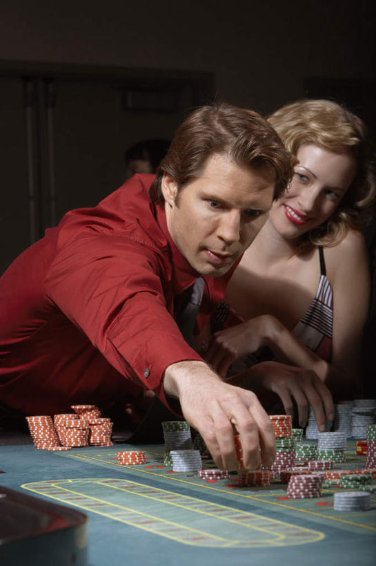 西方人,两个人,坐,笑,微笑,露齿笑,竖图,室内,白天,正面,衬衫,爱情,游戏,赌博,贪欲,竞争,桌子,欧洲,欧洲人,服装,领带,浪漫,拿,玩,拿着,注视,休闲装,娱乐,刺激,衣服,红色,观察,看,趴着,休闲,温暖,温馨,休闲服,恩爱,伸手,筹码,赌场,恋人,服饰,观看,活动,计数,和睦,察看,发泄,关注,消遣,智力,博彩,积累,累积,投机,侥幸,欲望,宣泄,筹马,记数,男人,男性,年轻男性,年轻女性,女人,女性,白种人,情侣,趴,玩耍,嬉戏,坐着,半身,彩图,衬衣,伴侣,融洽,胜负,输赢,娱乐场