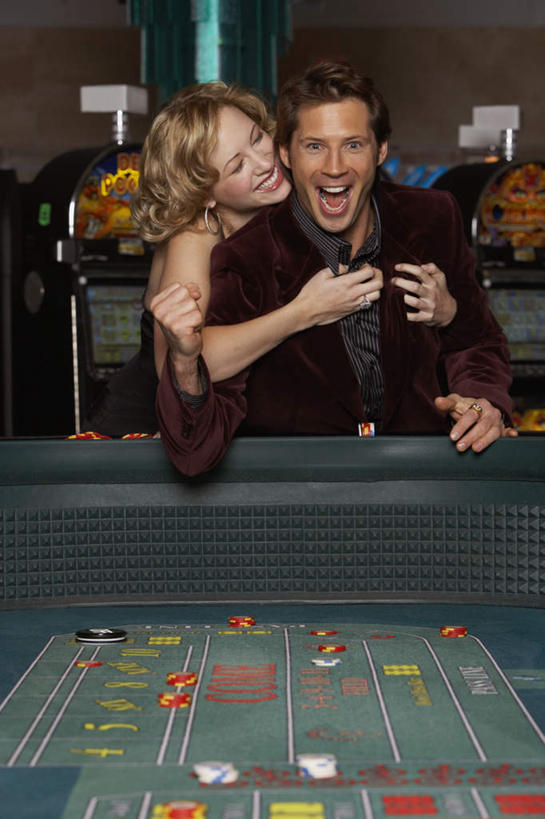 西方人,两个人,坐,笑,微笑,露齿笑,竖图,室内,白天,正面,爱情,游戏,赌博,贪欲,竞争,桌子,欧洲,欧洲人,握,服装,浪漫,拿,玩,拎,拿着,注视,休闲装,娱乐,刺激,装饰品,衣服,耳环,戒指,饰品,首饰,装饰物,观察,看,休闲,温暖,温馨,休闲服,恩爱,握着,筹码,赌场,恋人,服饰,游戏机,观看,活动,信物,计数,和睦,察看,权利,发泄,关注,消遣,智力,老虎机,博彩,积累,累积,配饰,投机,侥幸,欲望,宣泄,手饰,筹马,记数,男人,男性,年轻男性,年轻女性,女人,女性,白种人,情侣,玩耍,嬉戏,坐着,半身,彩图,伴侣,融洽,胜负,输赢,娱乐场,拎着