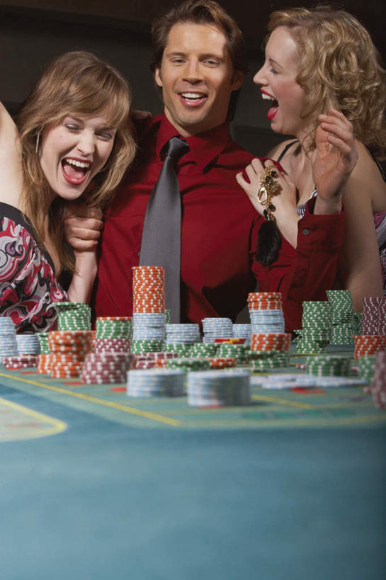 西方人,三个人,坐,抱,笑,微笑,露齿笑,竖图,室内,白天,正面,衬衫,爱情,游戏,兴奋,赌博,贪欲,竞争,桌子,欧洲,欧洲人,服装,浪漫,拿,玩,拿着,注视,休闲装,娱乐,刺激,装饰品,衣服,红色,饰品,手链,装饰物,观察,看,休闲,温暖,温馨,休闲服,恩爱,筹码,赌场,恋人,服饰,抱着,观看,活动,计数,和睦,察看,撑着,搂着,发泄,关注,消遣,智力,博彩,积累,累积,配饰,投机,侥幸,欲望,宣泄,筹马,记数,男人,男性,年轻男性,年轻女性,女人,女性,白种人,情侣,怀抱,搂,搂抱,玩耍,嬉戏,相抱,拥抱,坐着,半身,彩图,衬衣,伴侣,融洽,胜负,输赢,娱乐场