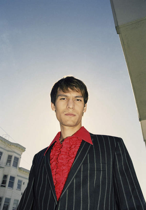 西方人,一个人,商务人士,商务男性,站,竖图,室外,白天,仰视,衬衫,德国,欧洲,欧洲人,仅一个男性,仅一个人,阴影,套装,光线,影子,楼,注视,仅一个年轻男性,蓝色,蓝天,天空,阳光,天,观察,看,站着,晴朗,观看,察看,西欧,关注,商务装,工薪阶层,万里无云,德意志联邦共和国,男人,男性,年轻男性,白种人,白领,上班族,晴空,晴空万里,站立,半身,彩图,低角度拍摄,衬衣