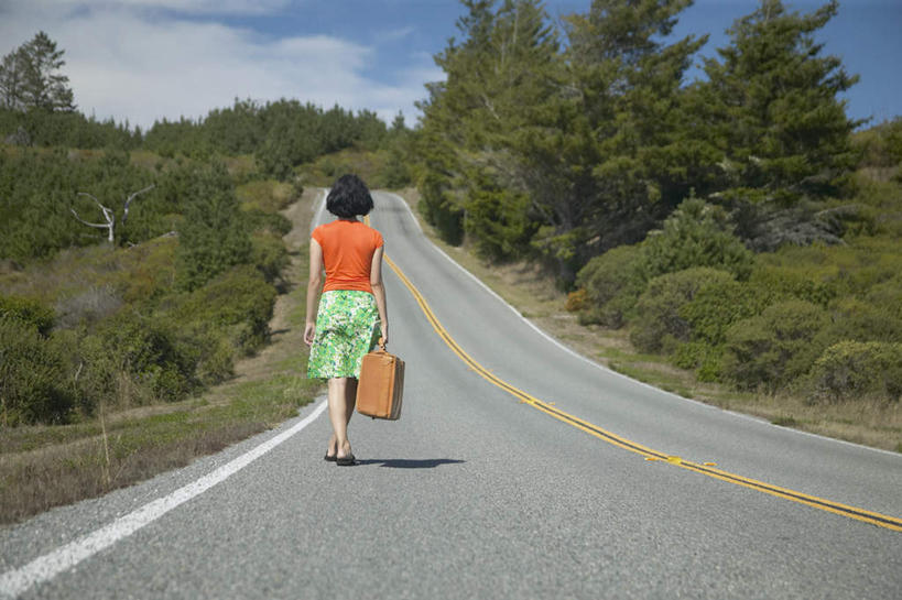 西方人,一个人,站,走,横图,室外,白天,草地,草坪,森林,树林,植物,道路,路,公路,皮箱,欧洲,欧洲人,仅一个年轻女性,仅一个女性,仅一个人,阴影,服装,光线,影子,云,云朵,分界线,停车线,交通,云彩,注视,休闲装,草,树,树木,背面,衣服,蓝色,绿色,白云,蓝天,天空,阳光,自然,天,观察,看,站着,休闲,休闲服,提,服饰,生长,晴朗,成长,观看,车行道,车行道分界线,察看,关注,标线,车行线,年轻女性,女人,女性,白种人,晴空,马路,步行,散步,站立,走路,彩图,全身