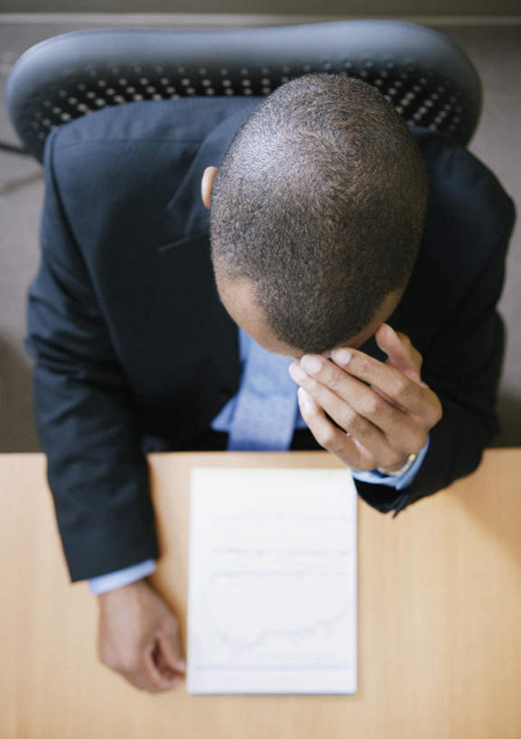 西方人,手,一个人,商务男性,办公室,坐,竖图,俯视,室内,白天,桌子,椅子,欧洲,非洲,黑人,欧洲人,仅一个男性,仅一个人,撑,套装,材料,档案,文件,纸,托腮,注视,仅一个年轻男性,手稿,资料,观察,看,托,思考,思索,观看,证明,察看,关注,托下巴,文档,老板椅,商务装,工薪阶层,男人,男性,年轻男性,非洲人,白领,上班族,坐着,半身,彩图,高角度拍摄