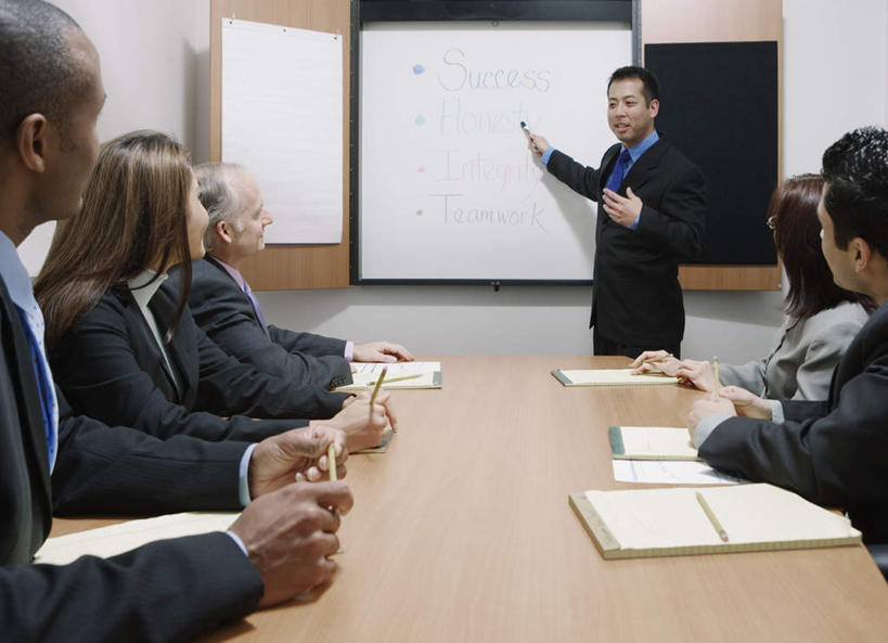 东方人,西方人,伙伴,朋友,商务人士,商务男性,商务女性,办公室,会议室,站,坐,笑,微笑,横图,室内,白天,正面,衬衫,友谊,合作,团队,电话,欧洲,非洲,黑人,欧洲人,亚洲,指,套装,开会,会议,笔,材料,档案,文件,办公用品,许多人,注视,黄种人,文具,学习用品,资料,观察,看,站着,一群人,战略,观看,文具用品,察看,指向,关注,文档,商务装,工薪阶层,联合,合谋,配合,协作,男人,男性,年轻男性,年轻女性,女人,女性,白种人,非洲人,亚洲人,白领,上班族,电话机,站立,坐着,半身,彩图,衬衣